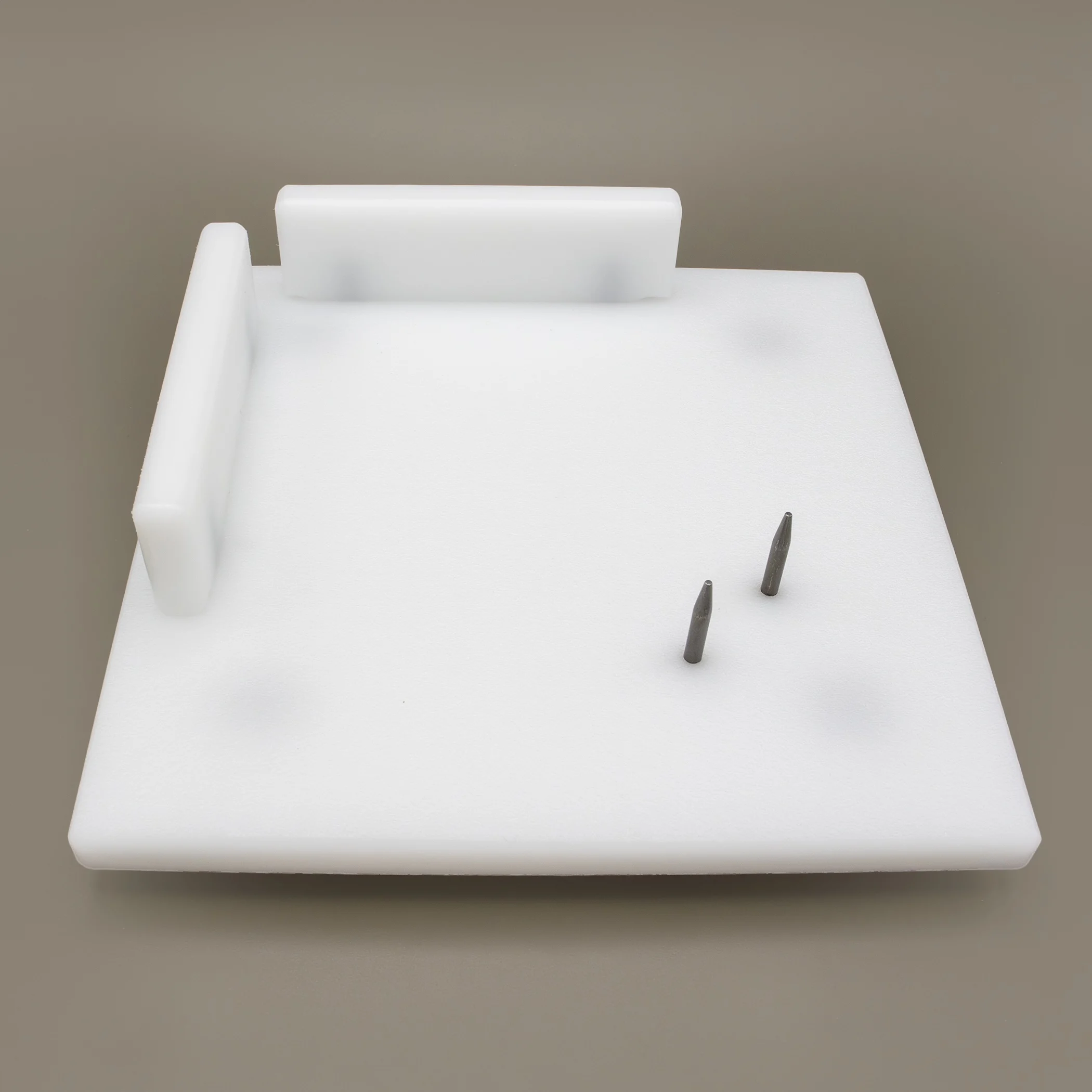 Cutting Board with Sandwich holder and Grip Nails